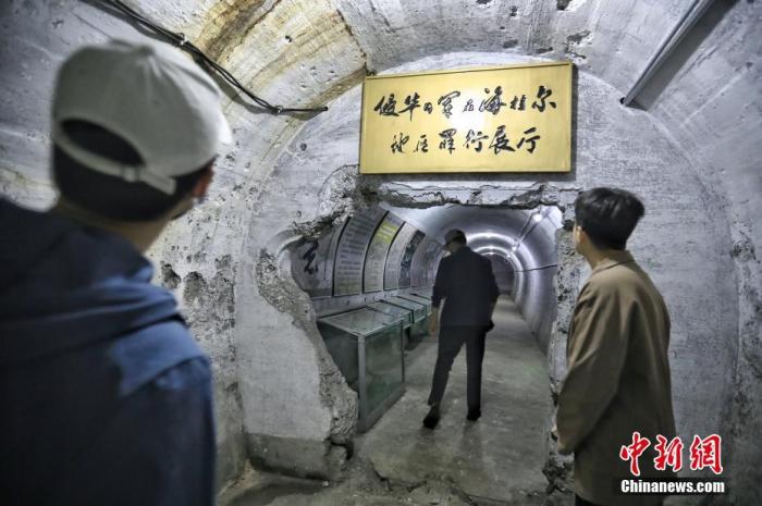 7月26日，內(nèi)蒙古呼倫貝爾市，參加“復(fù)興有我——在京臺灣青年邊疆行”活動(dòng)的臺青在世界反法西斯戰(zhàn)爭海拉爾紀(jì)念園地下要塞參訪。 <a target='_blank' href='/'>中新社</a>記者 李雪峰 攝