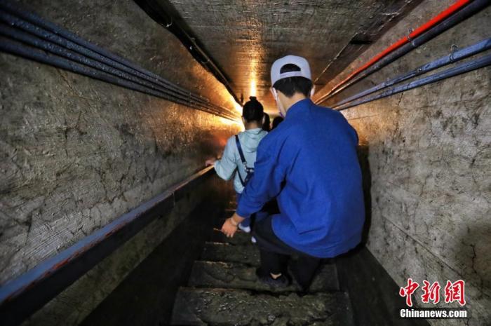 7月26日，內(nèi)蒙古呼倫貝爾市，參加“復(fù)興有我——在京臺灣青年邊疆行”活動(dòng)的臺青在世界反法西斯戰(zhàn)爭海拉爾紀(jì)念園地下要塞參訪。 <a target='_blank' href='/'>中新社</a>記者 李雪峰 攝