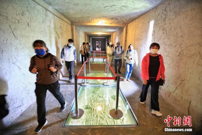 7月26日，內(nèi)蒙古呼倫貝爾市，參加“復(fù)興有我——在京臺灣青年邊疆行”活動的臺青在世界反法西斯戰(zhàn)爭海拉爾紀(jì)念園參訪。 <a target='_blank' href='/'>中新社</a>記者 李雪峰 攝