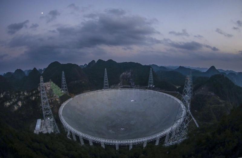 “天眼”工程由主動反射面系統(tǒng)、饋源支撐系統(tǒng)、測量與控制系統(tǒng)、接收機(jī)與終端及觀測基地等幾大部分構(gòu)成。（圖源：新華社）