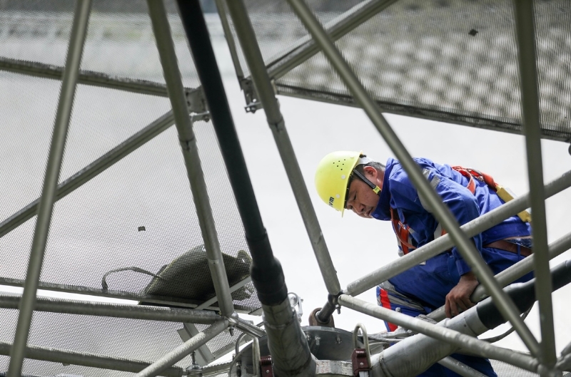 FAST望遠(yuǎn)鏡的日常體檢。（圖源：新華社）