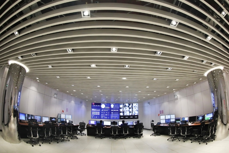 工作人員在中國天眼總控室內(nèi)工作。（圖源：新華社）
