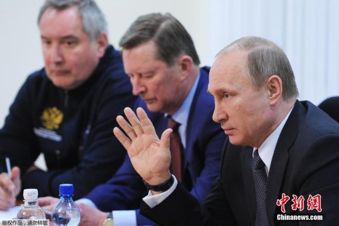 資料圖：俄總統(tǒng)普京(右)觀摩俄運(yùn)載火箭發(fā)射，左一為羅戈津。