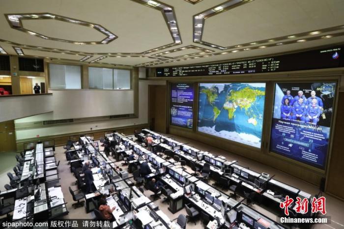 資料圖：俄航天集團(tuán)工作人員在控制室里工作。圖片來源：Sipaphoto 版權(quán)作品 禁止轉(zhuǎn)載