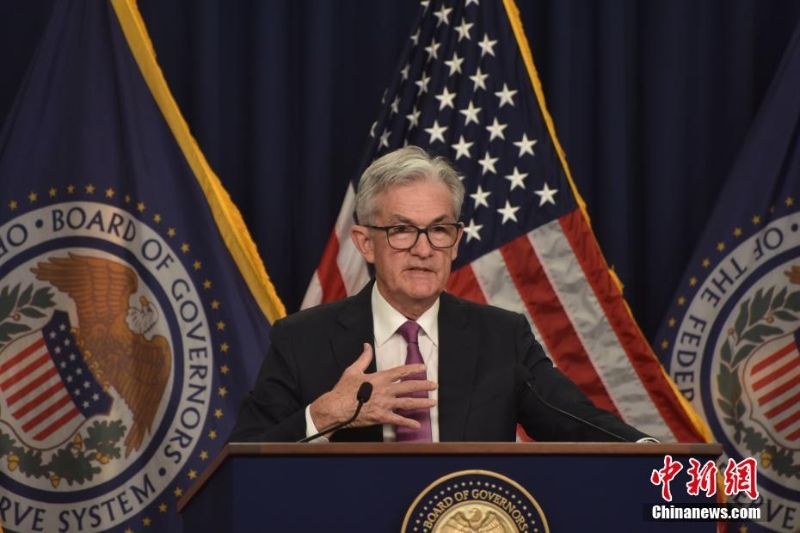 當(dāng)?shù)貢r間7月27日，美國聯(lián)邦儲備委員會宣布，將聯(lián)邦基金利率目標(biāo)區(qū)間上調(diào)75個基點到2.25？.5？？？平，這是美聯(lián)儲連續(xù)第二次加息75個基點。美聯(lián)儲主席鮑威爾在會后的記者會上表示，雖然通脹數(shù)據(jù)仍然呈上升趨勢，但是目前經(jīng)濟很可能處于數(shù)據(jù)尚未完全反映出貨幣政策收緊效應(yīng)的時期，他認(rèn)為加息和“縮表”實際上已產(chǎn)生了效果。 <a target='_blank' href='/'>中新社</a>記者 沙晗汀 攝