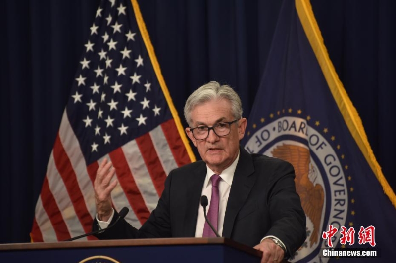 當(dāng)?shù)貢r間7月27日，美國聯(lián)邦儲備委員會宣布，將聯(lián)邦基金利率目標(biāo)區(qū)間上調(diào)75個基點到2.25？.5？？？平，這是美聯(lián)儲連續(xù)第二次加息75個基點。美聯(lián)儲主席鮑威爾在會后的記者會上表示，美國目前沒有出現(xiàn)經(jīng)濟衰退，他也不認(rèn)為美國必須要經(jīng)歷經(jīng)濟衰退，但經(jīng)濟軟著陸的可能性正在縮小，而美聯(lián)儲的第一要務(wù)仍是穩(wěn)定物價。 <a target='_blank' href='/'>中新社</a>記者 沙晗汀 攝