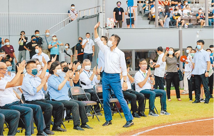 民進(jìn)黨桃園市長參選人林智堅(jiān)爭議事件連環(huán)爆，若林的負(fù)面新聞開始拖其他縣市選情下水，將沖擊民進(jìn)黨選戰(zhàn)策略。圖為臺灣地區(qū)領(lǐng)導(dǎo)人蔡英文、林智堅(jiān)22日出席開幕戰(zhàn)。(蔡英文辦公室提供)  圖片來源：臺灣“中時新聞網(wǎng)”.png