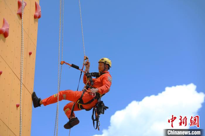 圖為消防員正在進(jìn)行上身下降繩索訓(xùn)練?！∥骼@拉翁 攝