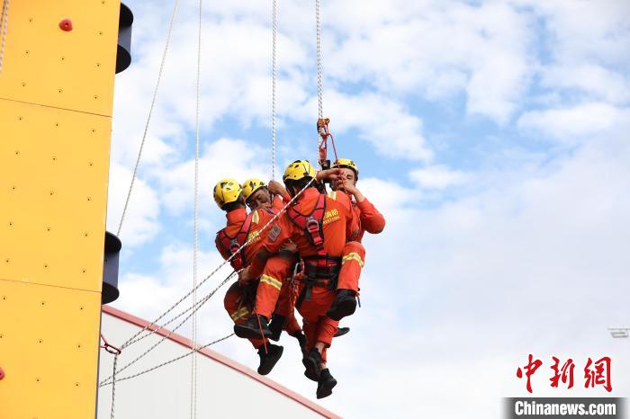 圖為偏移點(diǎn)救援訓(xùn)練?！∥骼@拉翁 攝