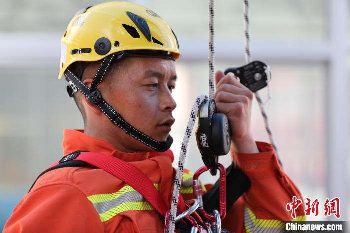 圖為消防員正在進(jìn)行訓(xùn)練?！∥骼@拉翁 攝