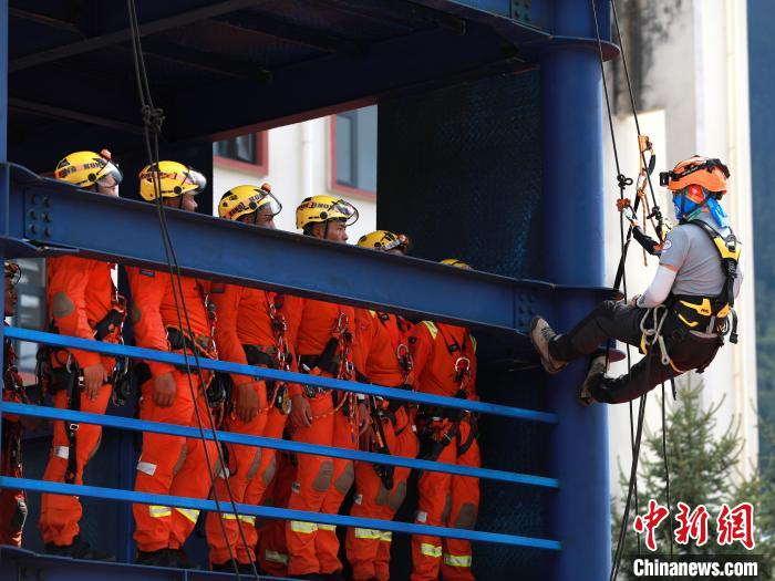 圖為繩索教學(xué)現(xiàn)場(chǎng)?！∥骼@拉翁 攝