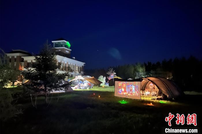 哈爾濱天鵝湖莊園露營夜景 王偉 攝 哈爾濱天鵝湖莊園露營夜景 王偉 攝