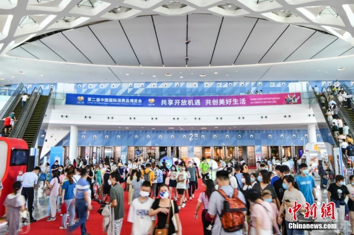 7月30日，第二屆中國(guó)國(guó)際消費(fèi)品博覽會(huì)在海南海口閉幕。據(jù)統(tǒng)計(jì)，本屆消博會(huì)總進(jìn)場(chǎng)觀眾超28萬(wàn)人次，各類采購(gòu)商和專業(yè)觀眾數(shù)量超4萬(wàn)人。 <a target='_blank' href='/'>中新社</a>記者 駱云飛 攝