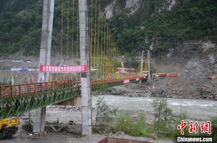 圖為新建后的第二座通麥大橋?！∫笥苋?攝