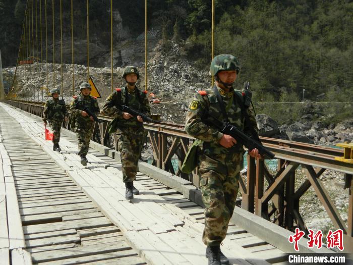 圖為武警官兵在橋上武裝巡邏?！∫笥苋?攝