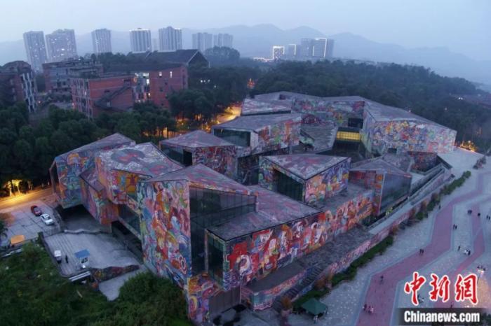 四川美術(shù)學(xué)院大學(xué)城校區(qū)羅中立美術(shù)館，整個(gè)建筑的外墻面由數(shù)以萬計(jì)件廢棄的彩色瓷磚拼接而成。<a target='_blank' href='/'>中新社</a>發(fā) 趙俊超 攝