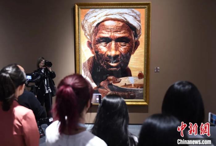 羅中立的《父親》版畫作品亮相四川美術(shù)學(xué)院的“與歷史同行：四川美術(shù)學(xué)院80周年(1940-2020)”展。<a target='_blank' href='/'>中新社</a>記者 周毅 攝