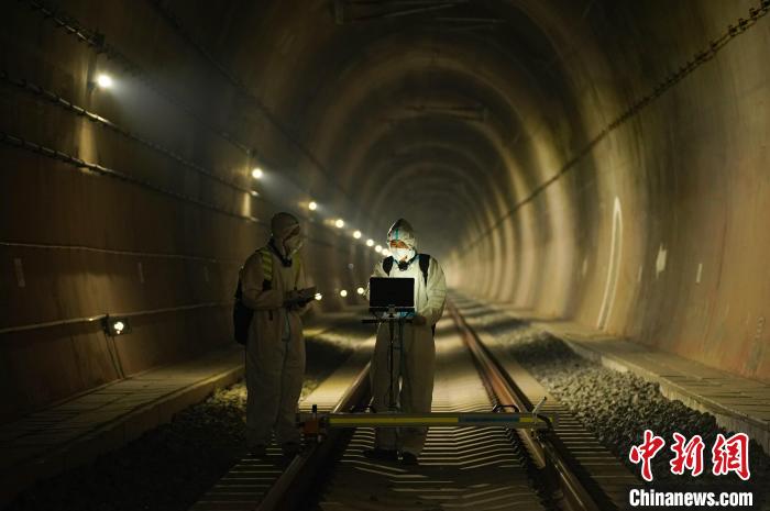 圖為中老鐵路友誼隧道中國(guó)境內(nèi)的職工正在進(jìn)行維護(hù)工作?！敲?攝