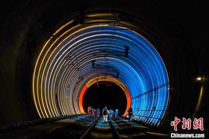圖為中老鐵路友誼隧道中國(guó)境內(nèi)的職工正在進(jìn)行維護(hù)工作?！敲?攝