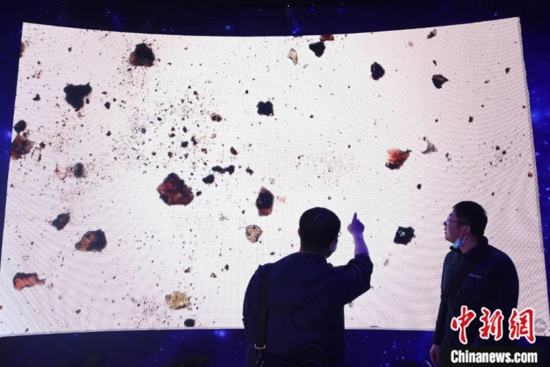 2021年，南京“中國航天日”活動展示通過顯微鏡觀察到的的月球樣品。<a target='_blank' href='/'>中新社</a>記者 泱波 攝