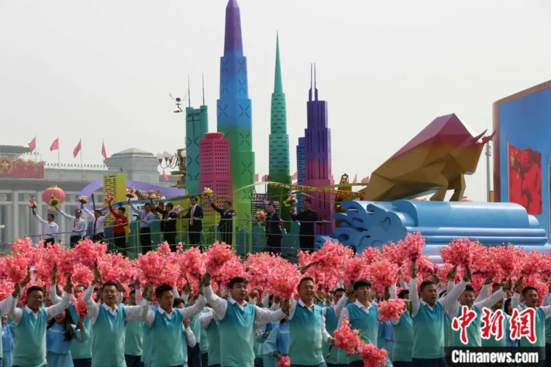 2019年慶祝中華人民共和國成立70周年大會上的群眾游行方針。<a target='_blank' href='/'>中新社</a>記者 任海霞 攝