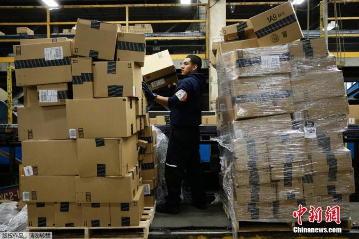 資料圖：美國聯(lián)邦快遞員工整理快遞包裹。