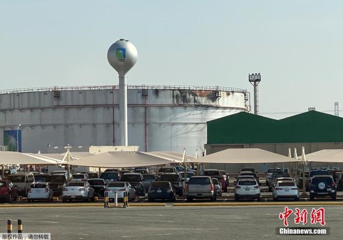 資料圖：沙特海濱城市吉達(dá)的石油設(shè)施。