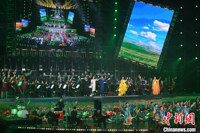 圖為第十九屆中國·內(nèi)蒙古草原文化節(jié)開幕式現(xiàn)場?！⑽娜A 攝