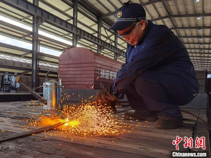 鐵路貨車檢修庫(kù)里的“火槍手”：不懼“烤”驗(yàn)！