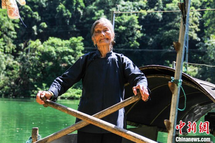 圖為唐二妹劃著雙槳，在潯江打漁?！钭谑?攝
