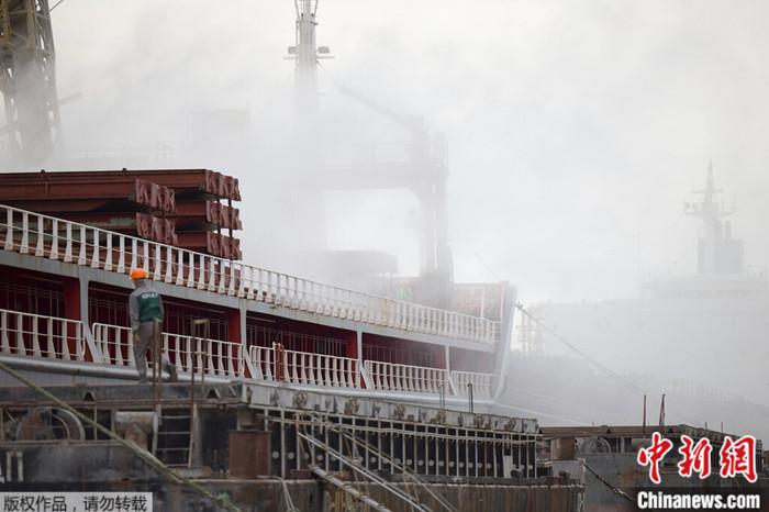 2022年7月29日，一艘土耳其貨船在烏克蘭敖德薩地區(qū)的港口裝載谷物。