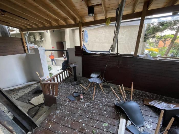 臺中一家肉羹小吃店29日上午發(fā)生瓦斯氣爆，店內(nèi)玻璃與家具四散。圖片來源：臺灣“中央社” 臺中市消防局提供