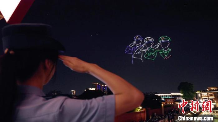 征兵宣傳無人機主題表演?！≌闹菔型艘圮娙耸聞站止﹫D