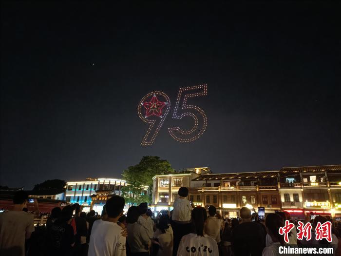 不少民眾到現場觀看無人機主題表演。　漳州市退役軍人事務局供圖