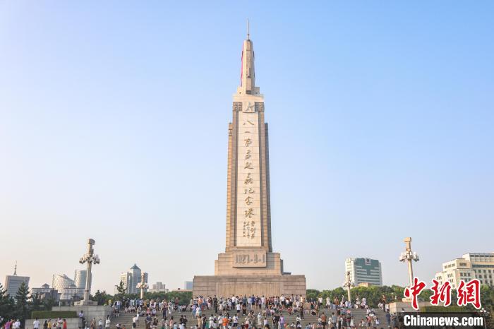 圖為不少市民在觀看完升旗儀式后在八一南昌起義紀(jì)念塔周圍參觀游覽?！⒘巍z