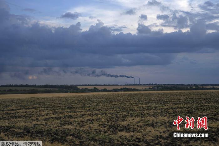 2022年7月22日，烏克蘭東部頓涅茨克地區(qū)，發(fā)電廠背景下的農(nóng)田。