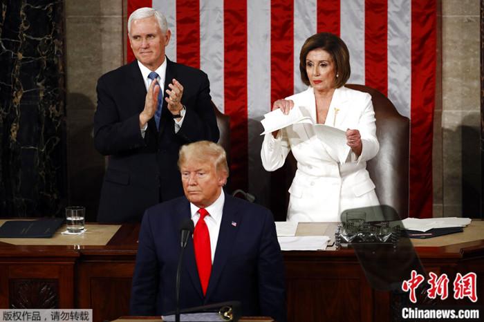 資料圖：2020年2月4日，美國華盛頓舉行的國會聯(lián)席會議上，眾議長佩洛西撕毀了時任總統(tǒng)特朗普的國情咨文副本。