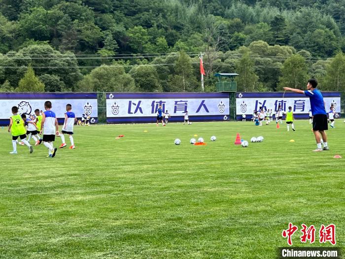 圖為正在進行訓練的學生和教練?！±钜画[ 攝