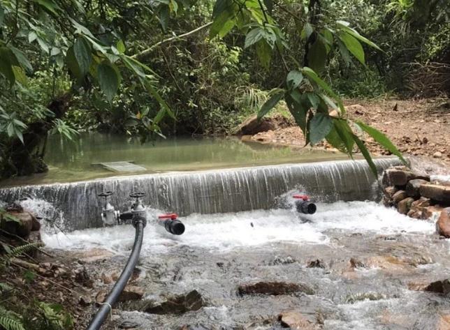 新北山區(qū)高地仍有不少住戶沒自來水，只能透過取水口等簡(jiǎn)易自來水設(shè)施取水。圖片來源：臺(tái)灣《聯(lián)合報(bào)》(新北水利局提供)