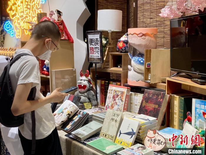 圖為更讀書社東城隆福店?！⌒戽?攝