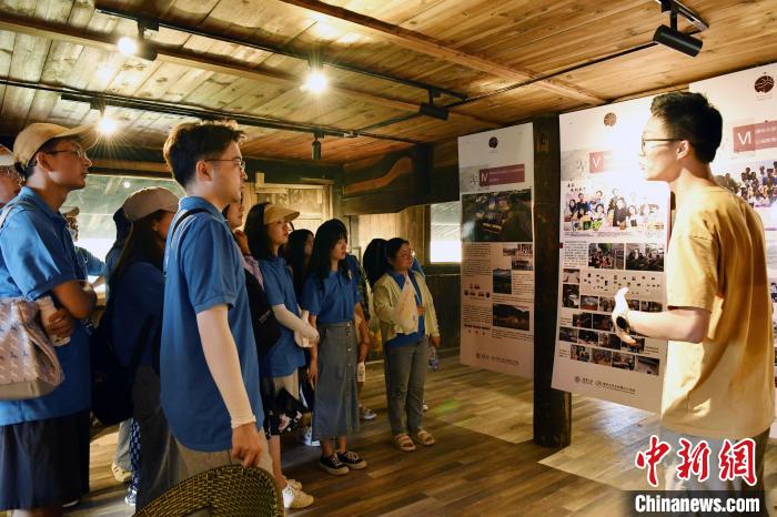 “寶英厝”里，清華大學鄉(xiāng)村振興工作站的工作人員為華中師范大學暑期實踐隊上課?！∈Y祖德 攝