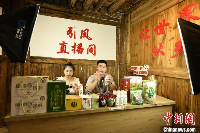 福建農(nóng)林大學學生直播推介閩清農(nóng)產(chǎn)品?！∈Y祖德 攝