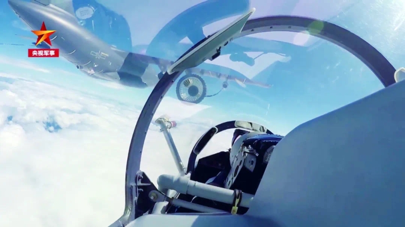 解放軍戰(zhàn)機進行空中加油。（圖源：央視軍事）
