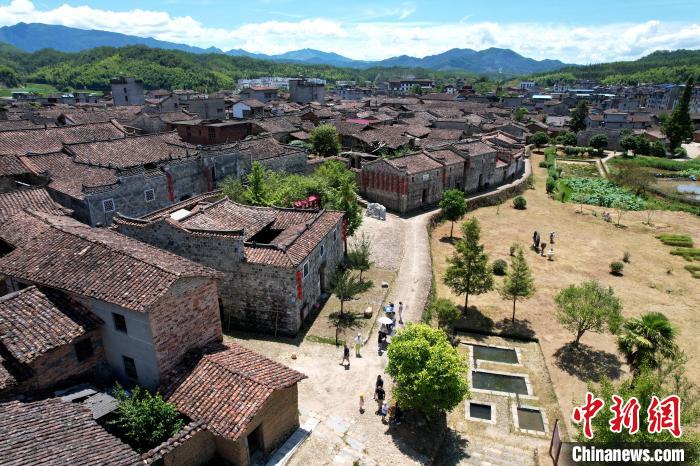 游客在和平古鎮(zhèn)游玩?！⊥鯑|明 攝