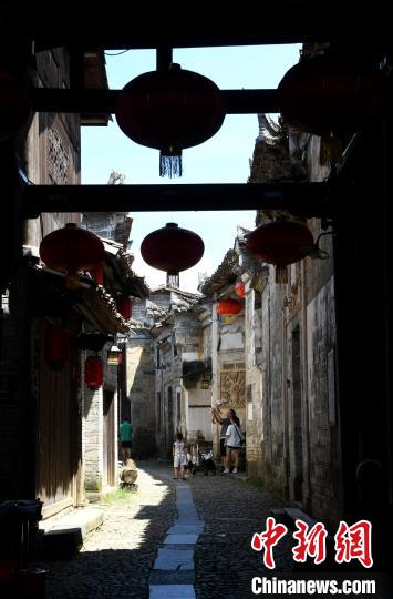 游客參觀和平古鎮(zhèn)老建筑。　王東明 攝