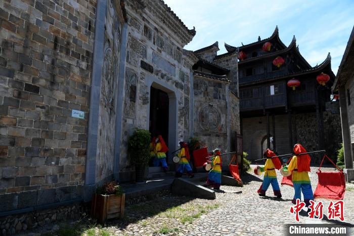 當?shù)卮迕襁M行古老的儺舞表演。　王東明 攝