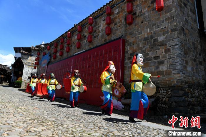 當?shù)卮迕襁M行古老的儺舞表演。　王東明 攝
