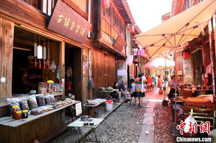 和平古鎮(zhèn)里的商業(yè)古街區(qū)?！⊥鯑|明 攝