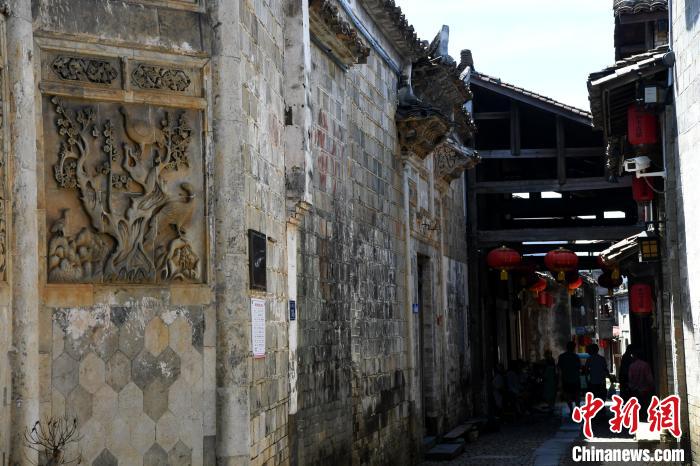 和平古鎮(zhèn)里的老建筑極具特色?！⊥鯑|明 攝