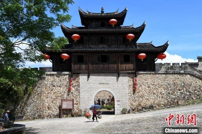 古鎮(zhèn)南門譙樓?！⊥鯑|明 攝